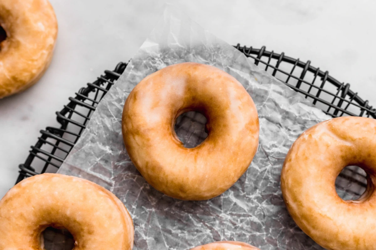 Para las donas se puede reemplazar el azúcar glas por cobertura de chocolate.