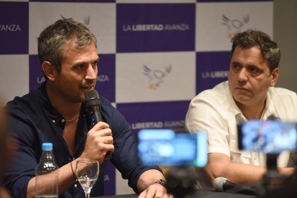 DEL PARTIDO DE MILEI. Martín Menem y Lisandro Catalán, referentes de La Libertad Avanza, durante la conferencia de prensa en Tucumán. Foto de LA GACETA / Por Analía Jaramillo