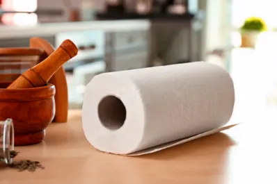 Adiós al papel de cocina: cuál es la tendencia que gana terreno en los hogares y es más económica