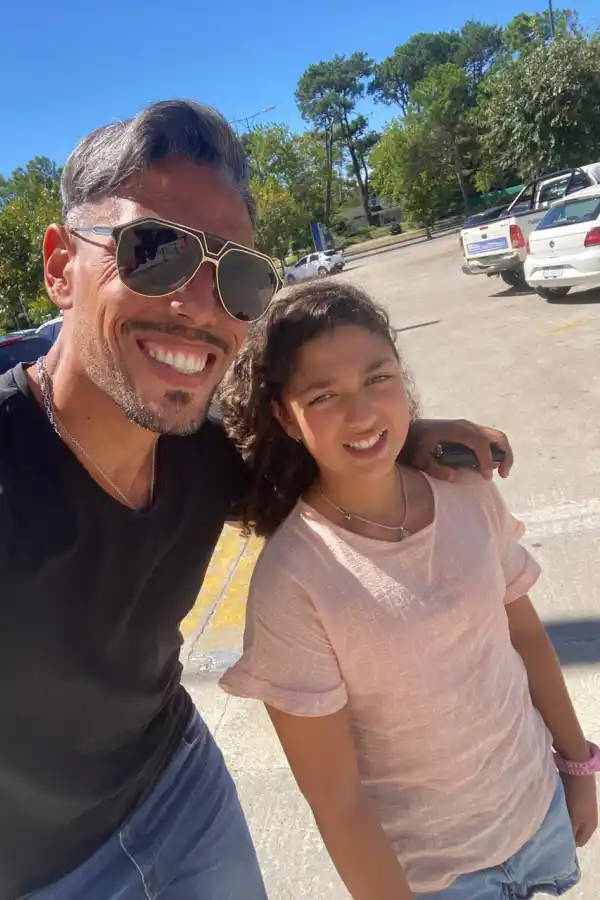 DISTANCIA. Sandoval junto a su hija que vive con su mamá en Uruguay. Foto: gentileza Jonathan Sandoval.