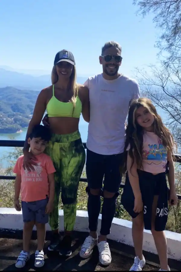 EN FAMILIA. Jonathan Sandoval posa con su esposa y sus hijos en el dique El Cadillal. Foto: gentileza de Jonathan Sandoval.