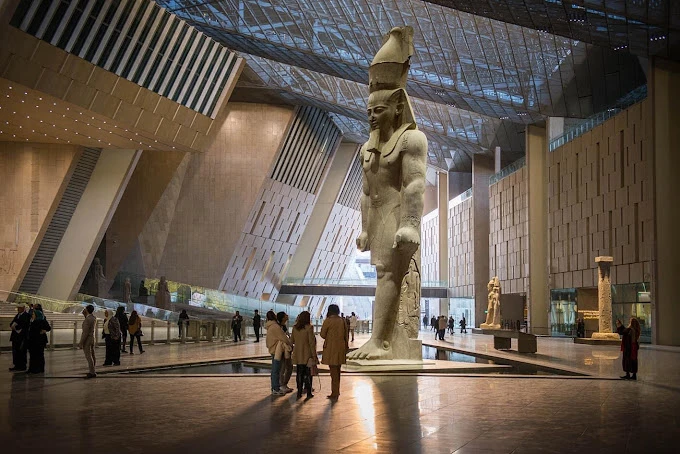 ESCALA MONUMENTAL. Los atónitos visitantes son recibidos por el imponente Ramsés II en la primera sala.