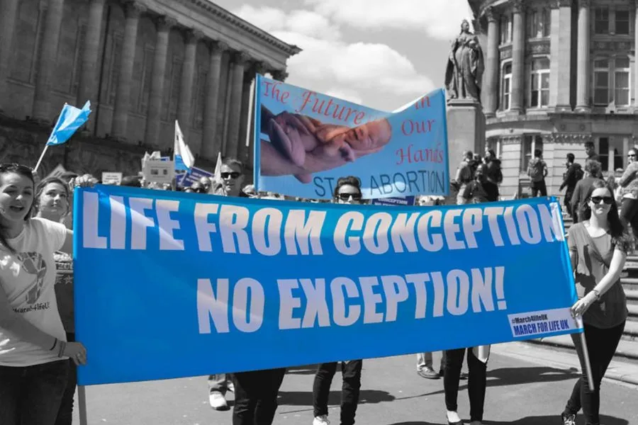 DEBATE. Estudiantes provida en una marcha en Londres, Inglaterra. /BBC