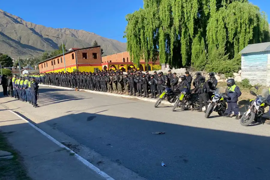 Fuerte operativo policial para cumplir el desalojo.