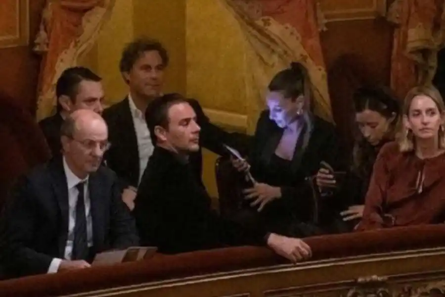 Pampita fue invitada por el polista a una función en el Teatro Colón.