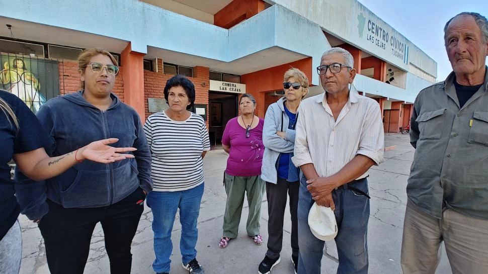 LAS CEJAS. “Nos pedía una comisión para cobrar pensiones y jubilaciones”, dijeron los damnificados. Reclaman justicia tras el cierre del local. La Gaceta / Foto de Santiago Gimenez