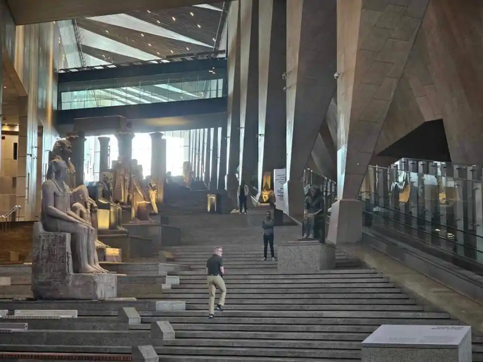 LA ESCALINATA. De entrada hay que subir entre estatuas imponentes.