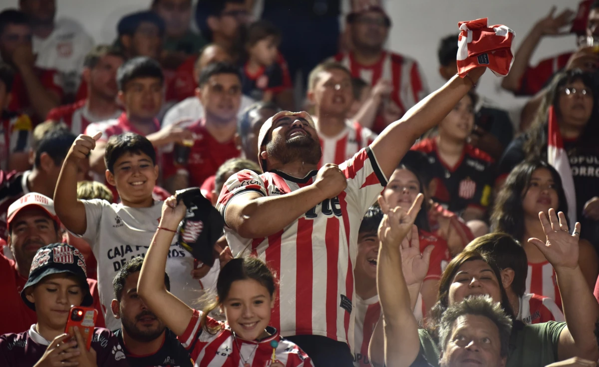 RECIBIMIENTO. Con banderas y fuegos artificiales, los hinchas organizaron una gran fiesta en la salida del equipo.