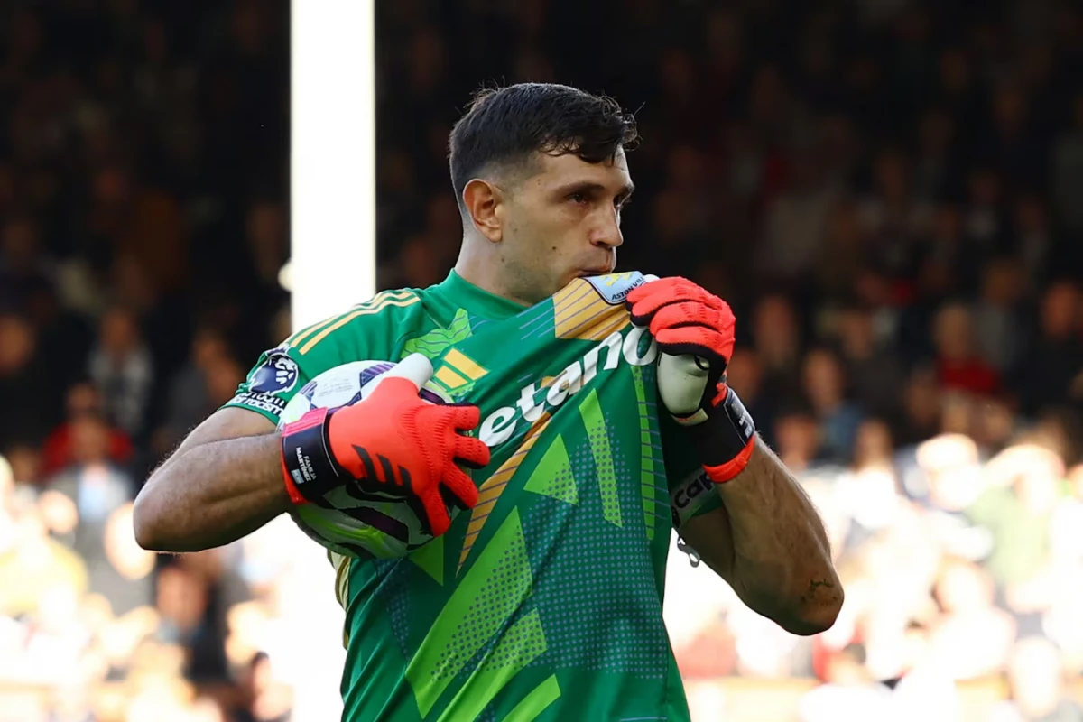 La brillante atajada de “Dibu” Martínez en Aston Villa antes de la gala del Balón de Oro