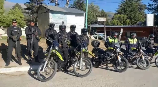 OPERATIVO. Los vecinos de El Mollar se sorprendieron cuando vieron que había más de un centenar de uniformados preparados para el desalojo.