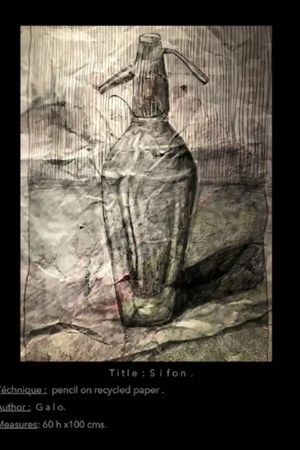 El artista que transforma desechos en arte y expone en el lugar donde iba Borges