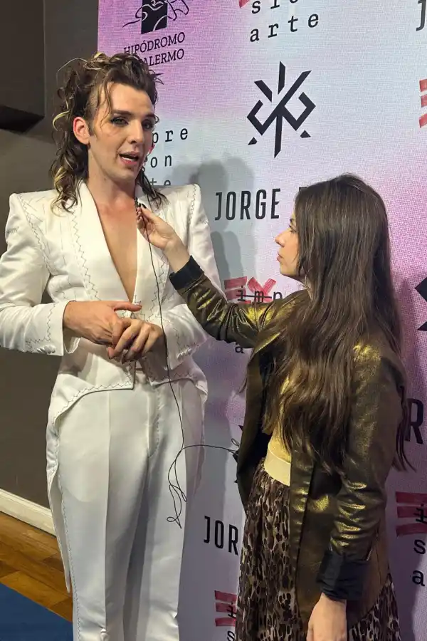 Sol entrevistando para LA GACETA Lifestyle TV a Jorge Rey.