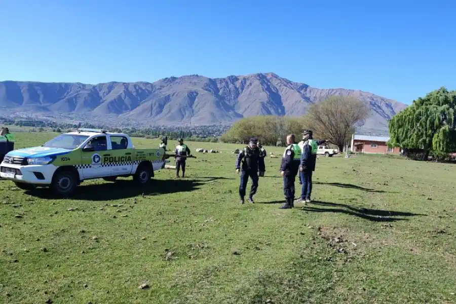 TAREAS. Sacaron colocados los alambrados en la Reserva de La Angostura.
