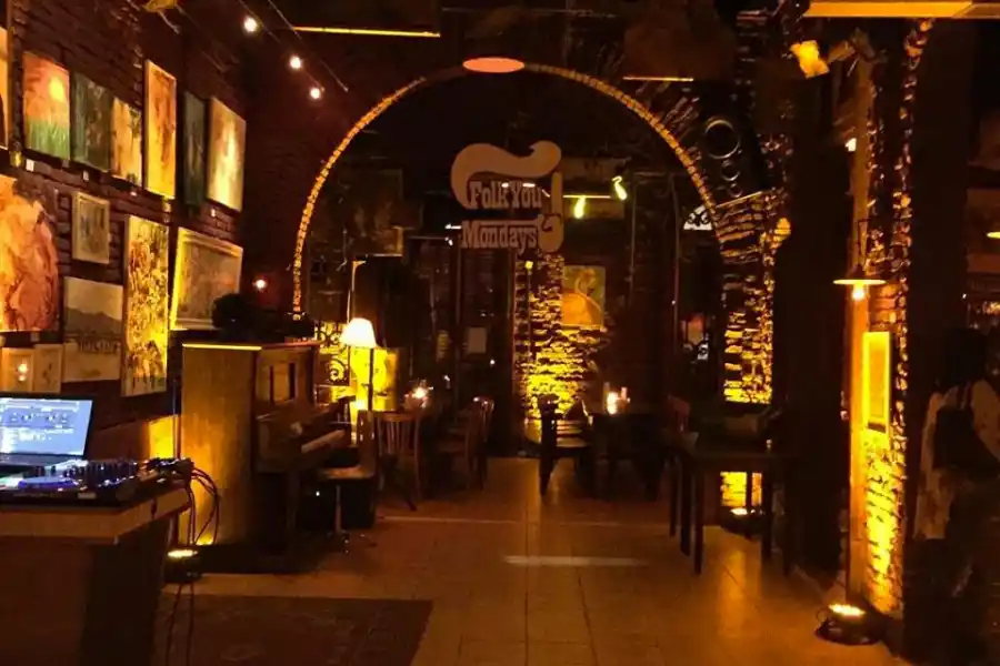 El artista que transforma desechos en arte y expone en el lugar donde iba Borges