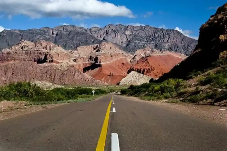La Ruta Nacional 40 es el camino que mejor expone las bellezas del norte argentino.