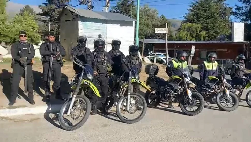 OPERATIVO. Los vecinos de El Mollar se sorprendieron cuando vieron que había más de un centenar de uniformados preparados para el desalojo.