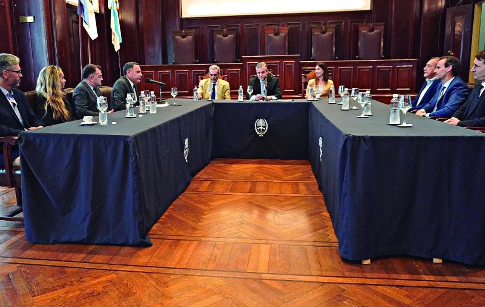 LA FIRMA DEL CONVENIO. Se hizo en el Salón de Actos Juan B. Alberdi del Palacio de Tribunales.