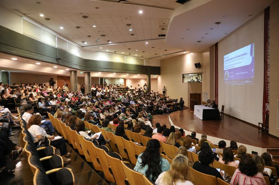 CAPACITACIÓN. Docentes y directivos de distintas escuelas asistieron a una jornada de formación emocional en la Facultad de Derecho. 