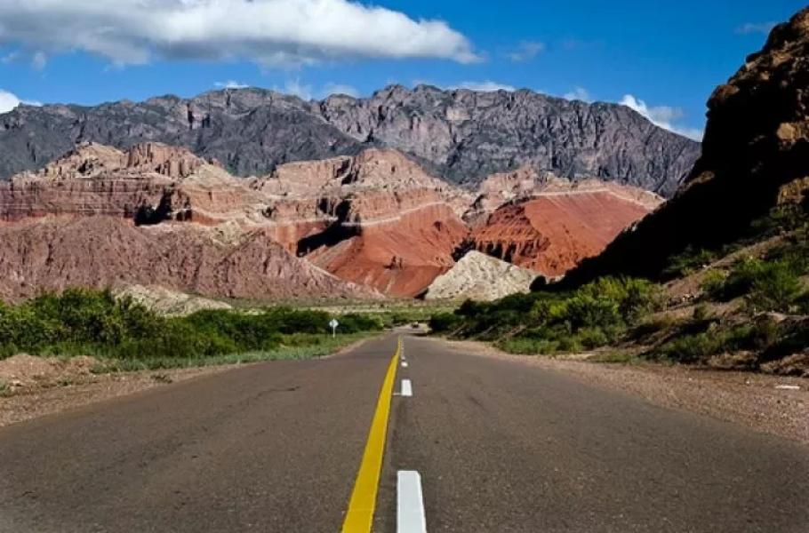 La Ruta Nacional 40 es el camino que mejor expone las bellezas del norte argentino.