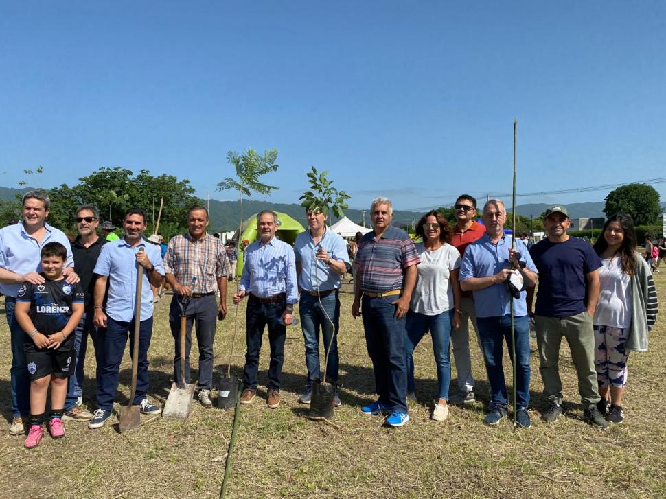 EL MOMENTO MÁS CERCANO A LO INSTITUCIONAL. El rector Pagani y el intendente Macchiarola (ambos al centro), con sus equipos de trabajo.