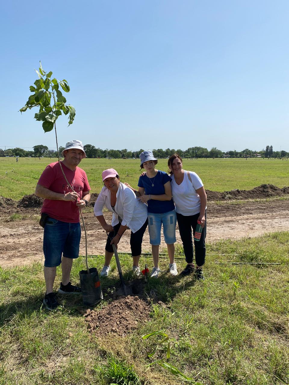 DEFENSA DE LA NATURALEZA. Sergio Bruno D’Alessandro y su familia, a punto de plantar su arbolito.