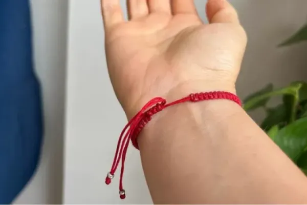 Pulsera roja en la muñeca: qué significa cuando se rompe y qué debes hacer inmediatamente