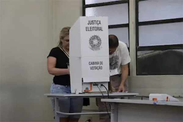 La segunda vuelta de comicios municipales en Brasil, nuevo test para Lula y Bolsonaro