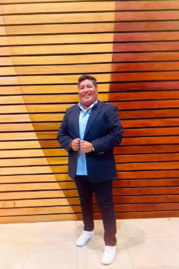 EL ORGANIZADOR. Rubén Gurnier entrega los premios Madre Teresa.