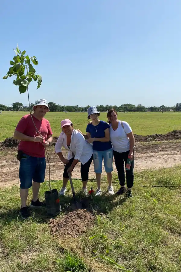 DEFENSA DE LA NATURALEZA. Sergio Bruno D’Alessandro y su familia, a punto de plantar su arbolito.