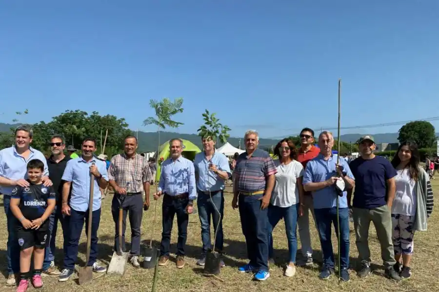 EL MOMENTO MÁS CERCANO A LO INSTITUCIONAL. El rector Pagani y el intendente Macchiarola (ambos al centro), con sus equipos de trabajo.