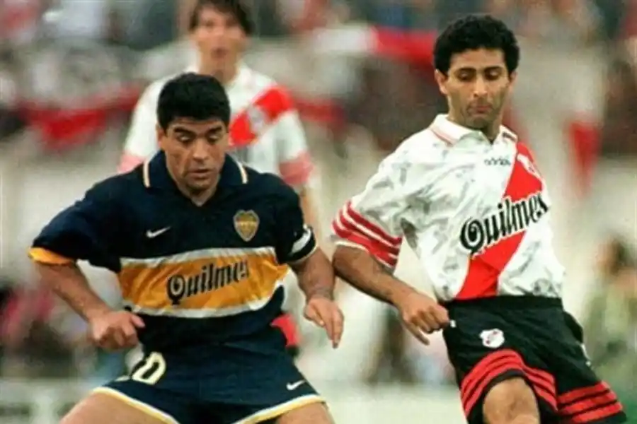 EN LA MIRA. Maradona sigue la pelota con la mirada, luego de que Leonardo Astrada ejecutara un pase para un compañero.