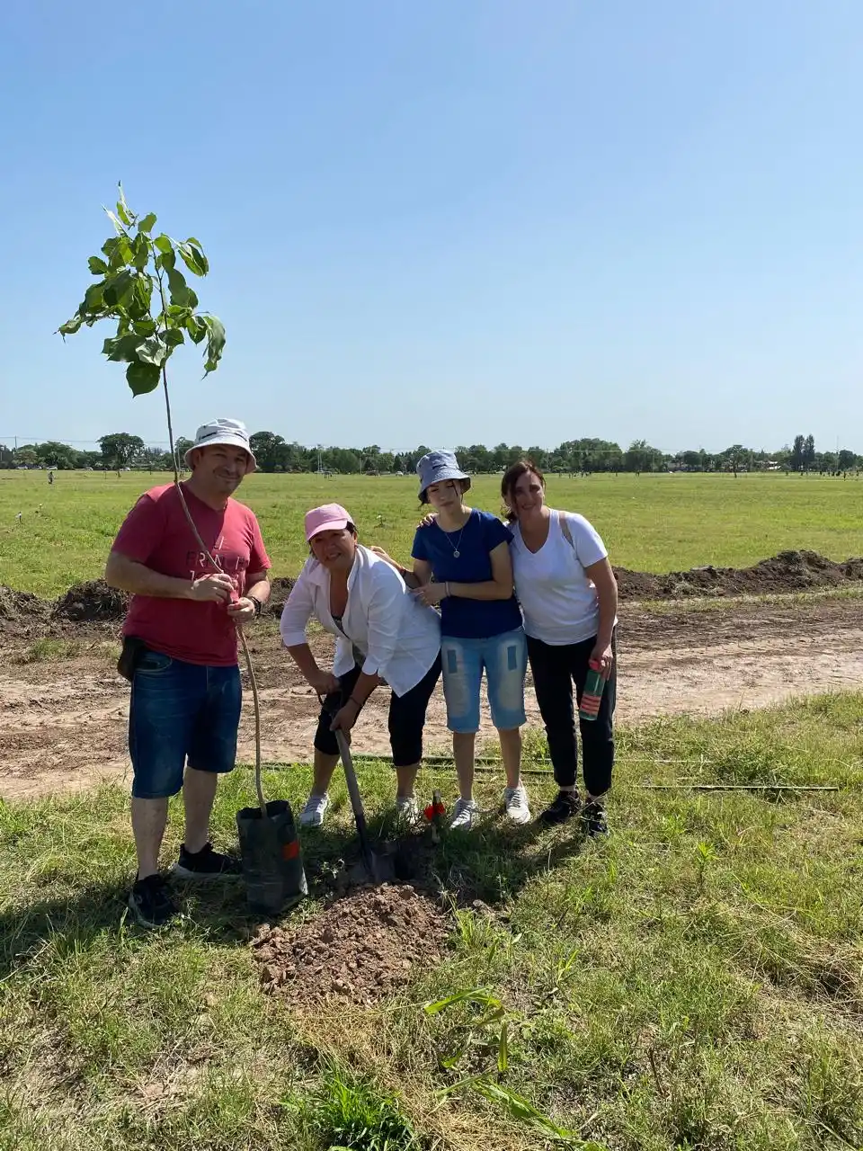 DEFENSA DE LA NATURALEZA. Sergio Bruno D’Alessandro y su familia, a punto de plantar su arbolito.