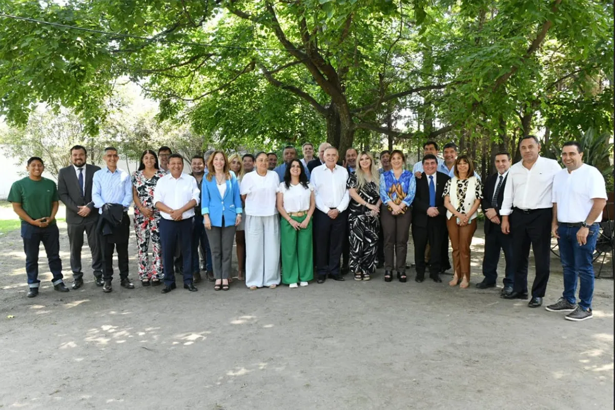 EN MONTEROS. Las principales autoridades políticas de la provincia almorzaron ayer para reforzar el apoyo a la gestión del gobernador Jaldo.