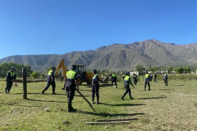 Con topadoras y quitando postes de luz: fuerte operativo en El Mollar para recuperar los terrenos usurpados
