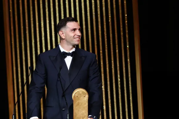 Emiliano Dibu Martínez se quedó con el premio Yashin por segunda vez consecutiva