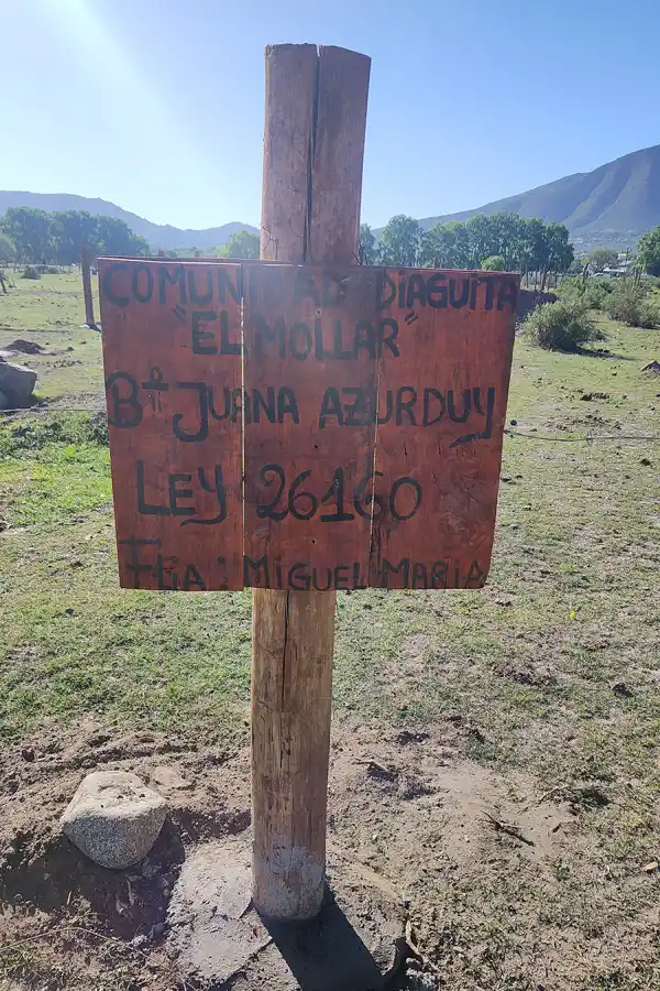 PRUEBA. El cartel que identifica quién usurpó las tierras.