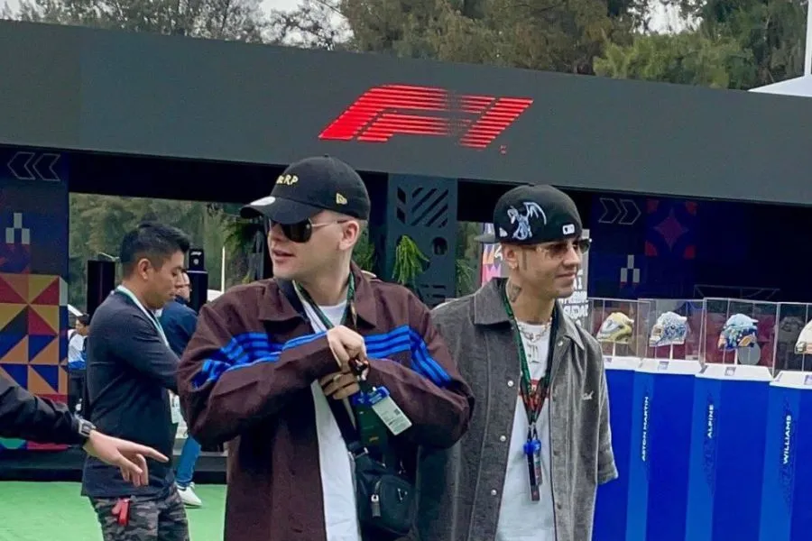 APOYO DE LA INDUSTRIA. Bizarrap y Duki llegando al Grand Prix de México para apoyar al piloto./@bizaupdatesmx X