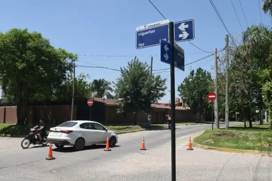 ESQUINA CLAVE. Las Rosas e Higueritas mereció especial atención por parte de la muncipalidad ya que en dirección a la Perón, a partir de Higueritas, Las Rosas vuelve a ser doble mano. LA GACETA / FOTO DE JOSÉ NUNO