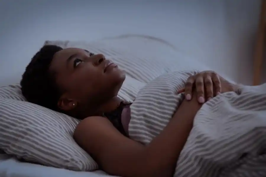 Este es el tiempo que debemos pasar despiertos en la cama según los expertos. 