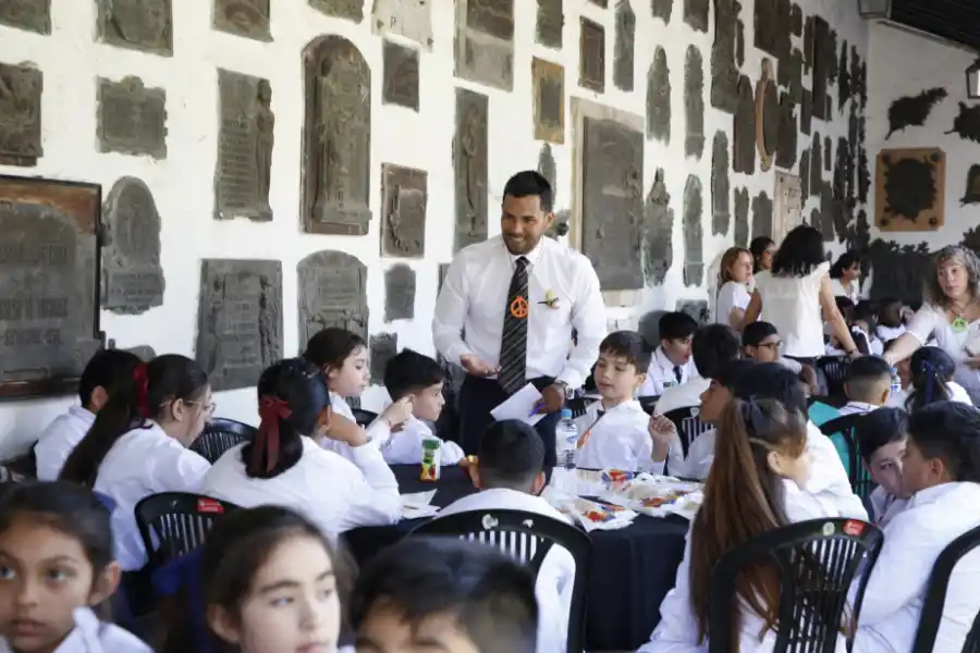 Conflictos en el aula y más allá: A los adultos les cuesta más dialogar para resolverlos que los niños