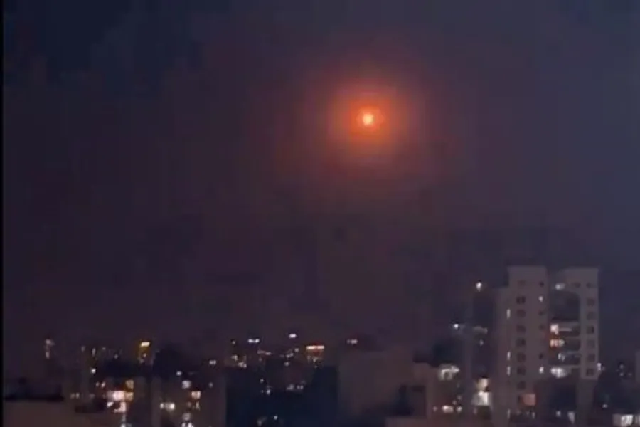Los misiles impactaban contra la Cúpula de Hierro mientras los argetinos contemplaban desde la terraza de un edificio. 