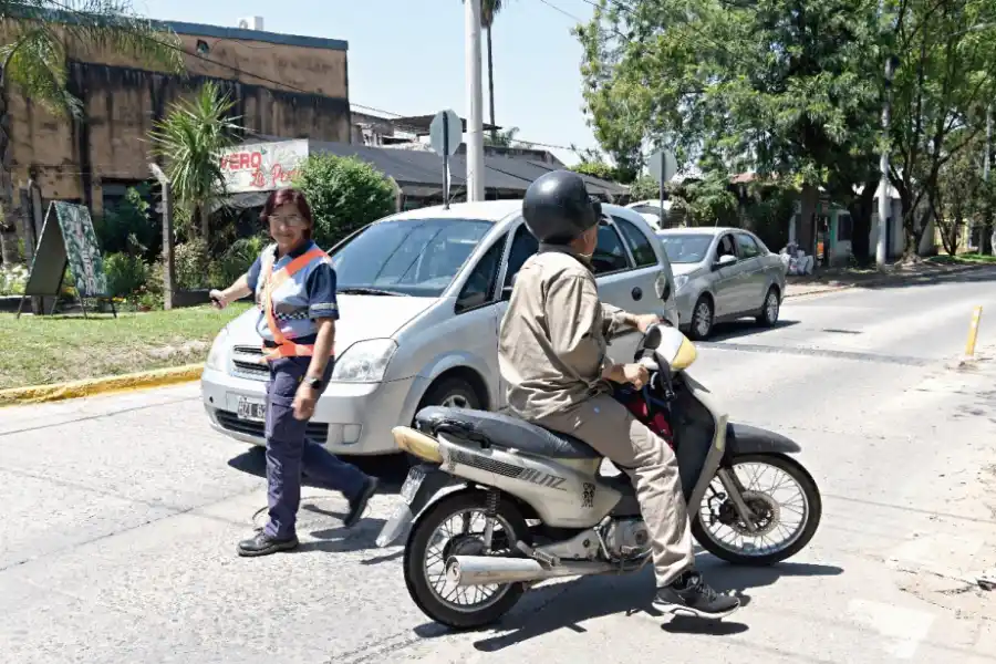 MÁS CONTROLES. Los inspectores se ubicaron en varias esquinas para corregir el rumbo de los conductores confundidos. LA GACETA / FOTO DE JOSÉ NUNO