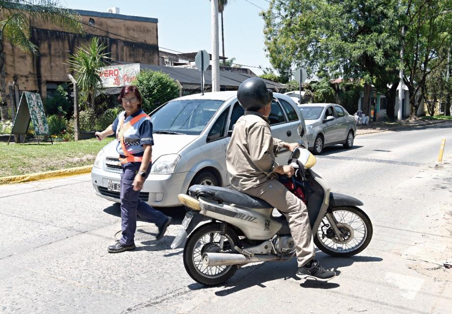 MÁS CONTROLES. Los inspectores se ubicaron en varias esquinas para corregir el rumbo de los conductores confundidos. LA GACETA / FOTO DE JOSÉ NUNO