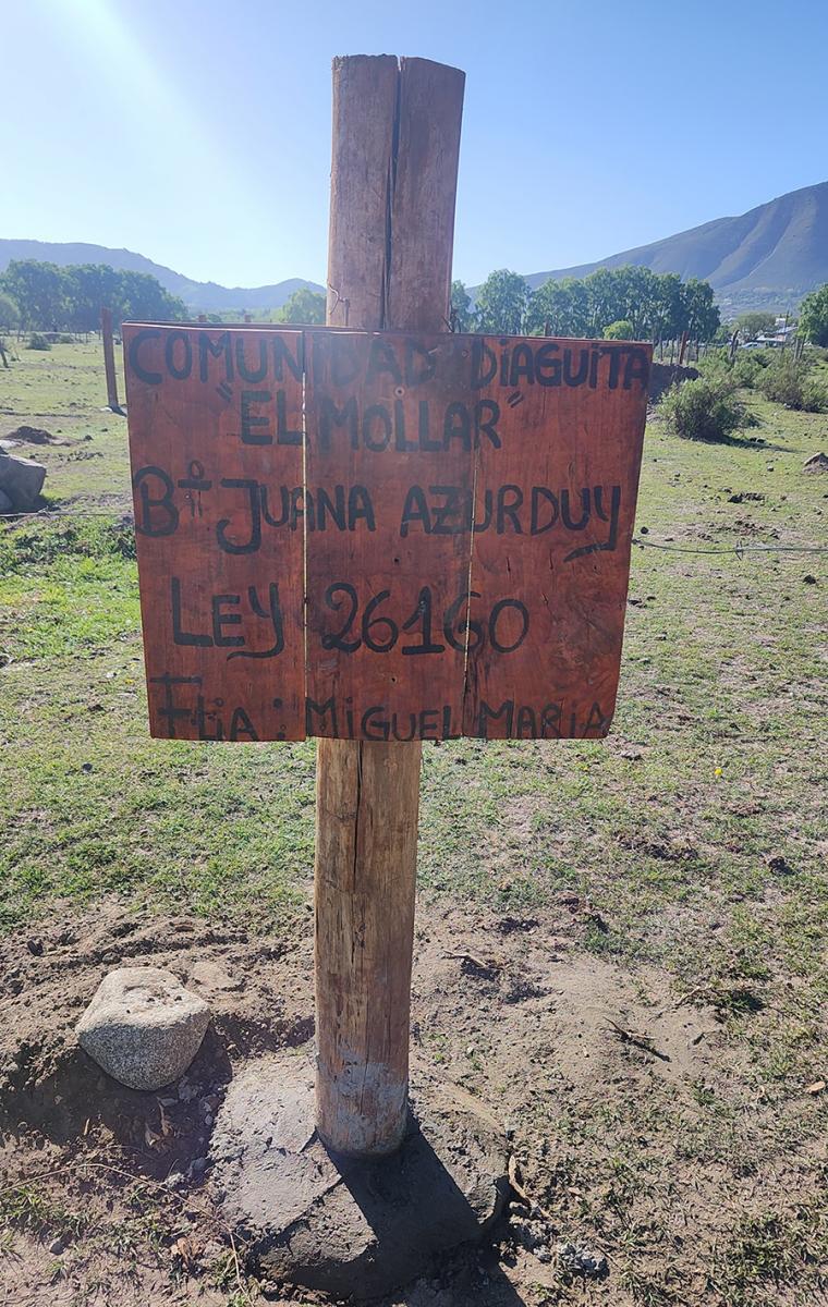 PRUEBA. El cartel que identifica quién usurpó las tierras.