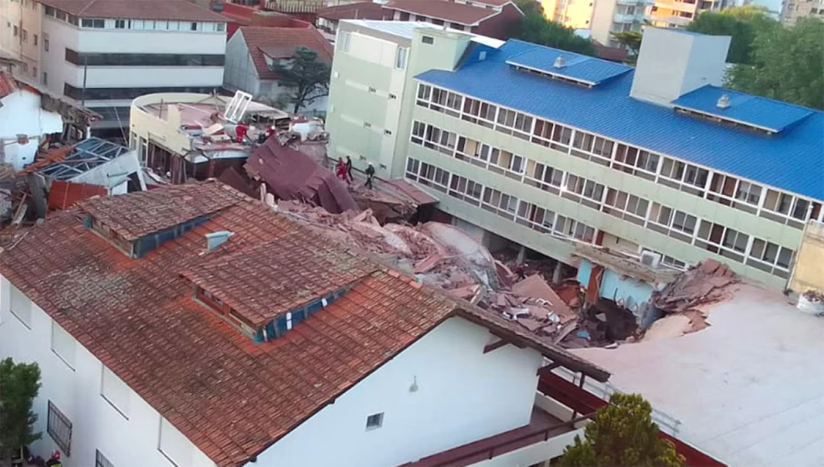 DESTRUIDO. Mientras se investigan las causas, no descartan que el edificio haya estado en obras para prepararse para la temporada 2025.