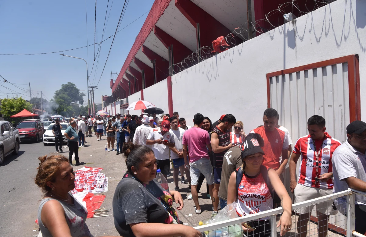 GRAN EXPECTATIVA. Miles de hinchas santos se agolparon en las boleterías de La Ciudadela para asegurarse un boleto a la gran final.