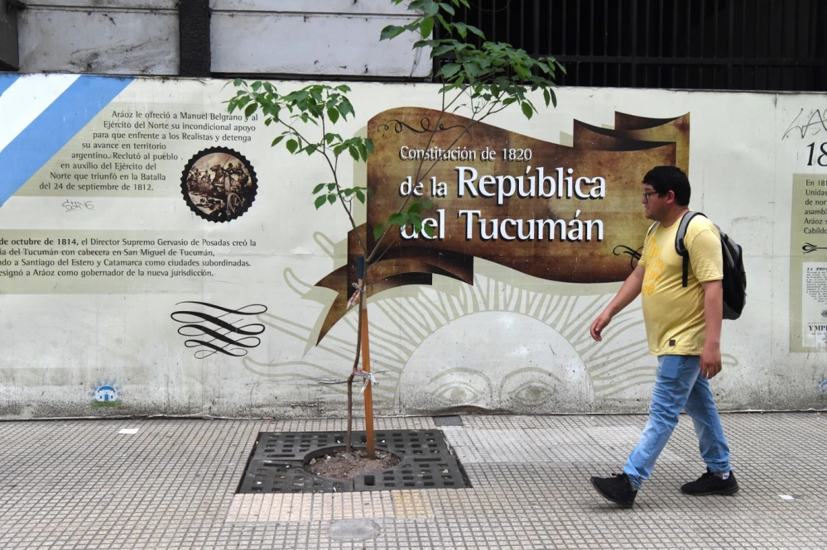 DAÑADO. El ploteo que cuenta la historia de Bernabé Aráoz luce descuidado y fue vandalizado.  FOTO: LA GACETA/ ANALÍA JARAMILLO