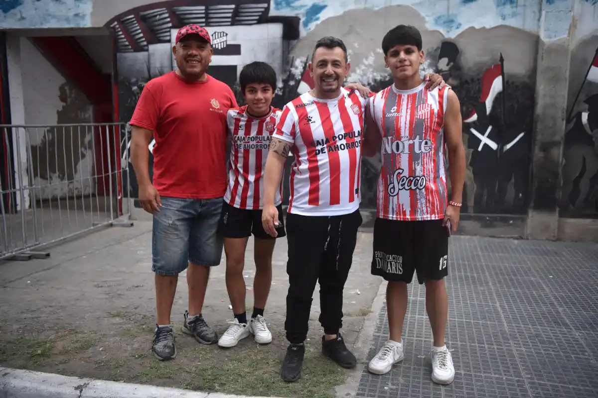 ENTRE AMIGOS Y FAMILIA. Francisco Raya (a la derecha) posa junto a su hijo Lautaro, en la entrada de La Ciudadela.
