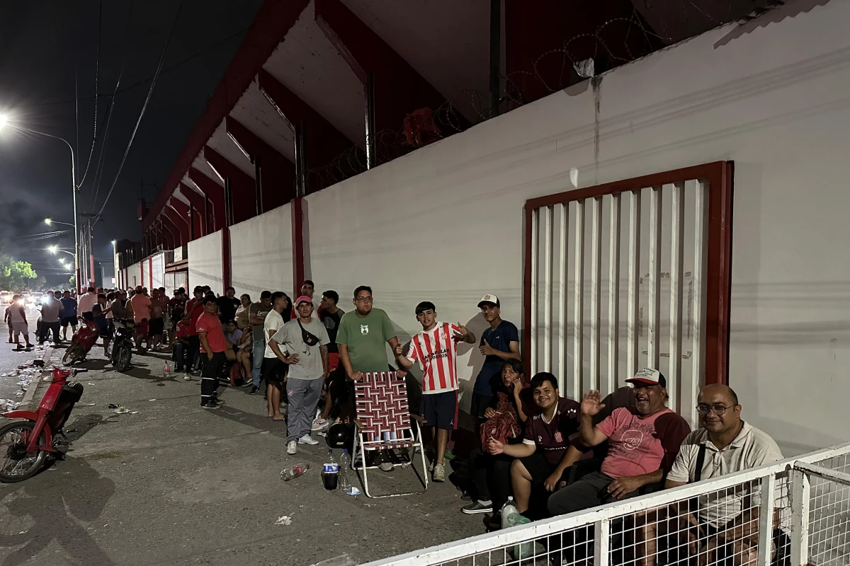 SIGUEN A LA ESPERA. Los hinchas de San Martín de Tucumán aprovecharon la extensión del horario para la venta de entradas y pasarán la noche en el estadio.