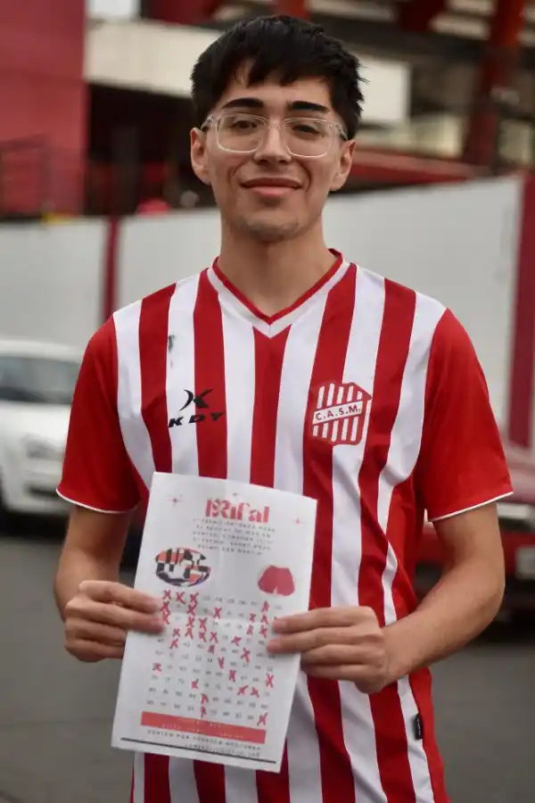 TODO POR VIAJAR. Rey vende rifas tanto en La Ciudadela como en la Facultad de Filosofía y Letras. 